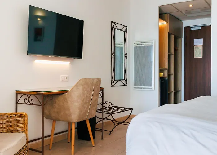 Hotel De La Pyramide